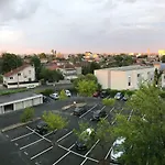Escapade Bordeaux, Tram Et Supermarche Au Pied